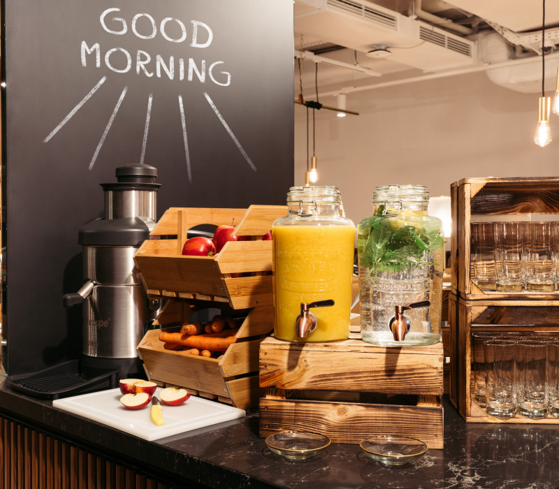 Säfte und Wasser beim Frühstücksbuffet im Hotel im Zentrum Wiens