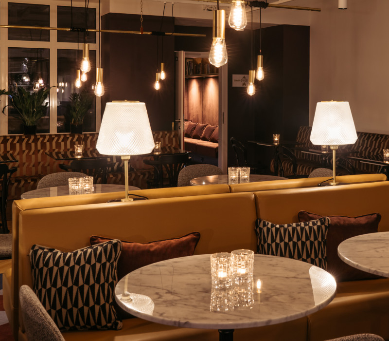 Tische in der Lobby im Hotel Schani Salon