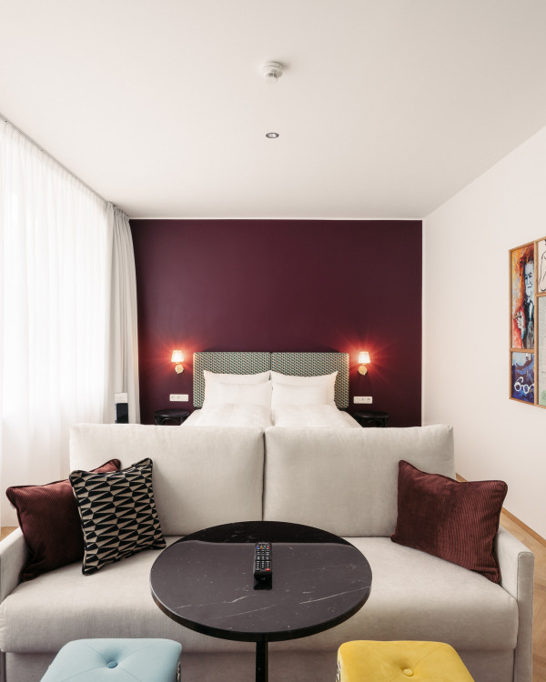 Bed and sofa in room Smart Atelier in Hotel Schani Salon 