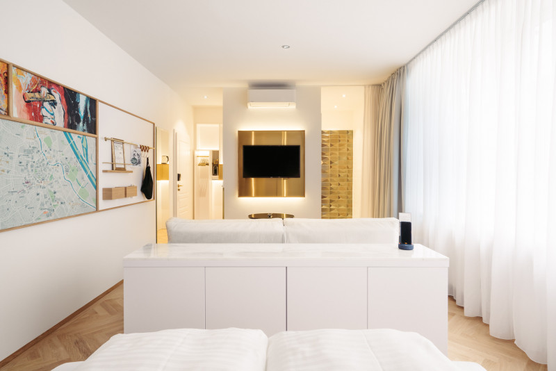 Blick vom Bett im hellen Smart Atelier Zimmer im Hotel Schani Salon