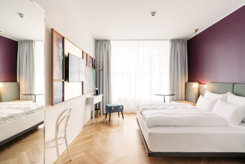 Großes Bett im hellen Smart Street Zimmer im Hotel Schani Salon