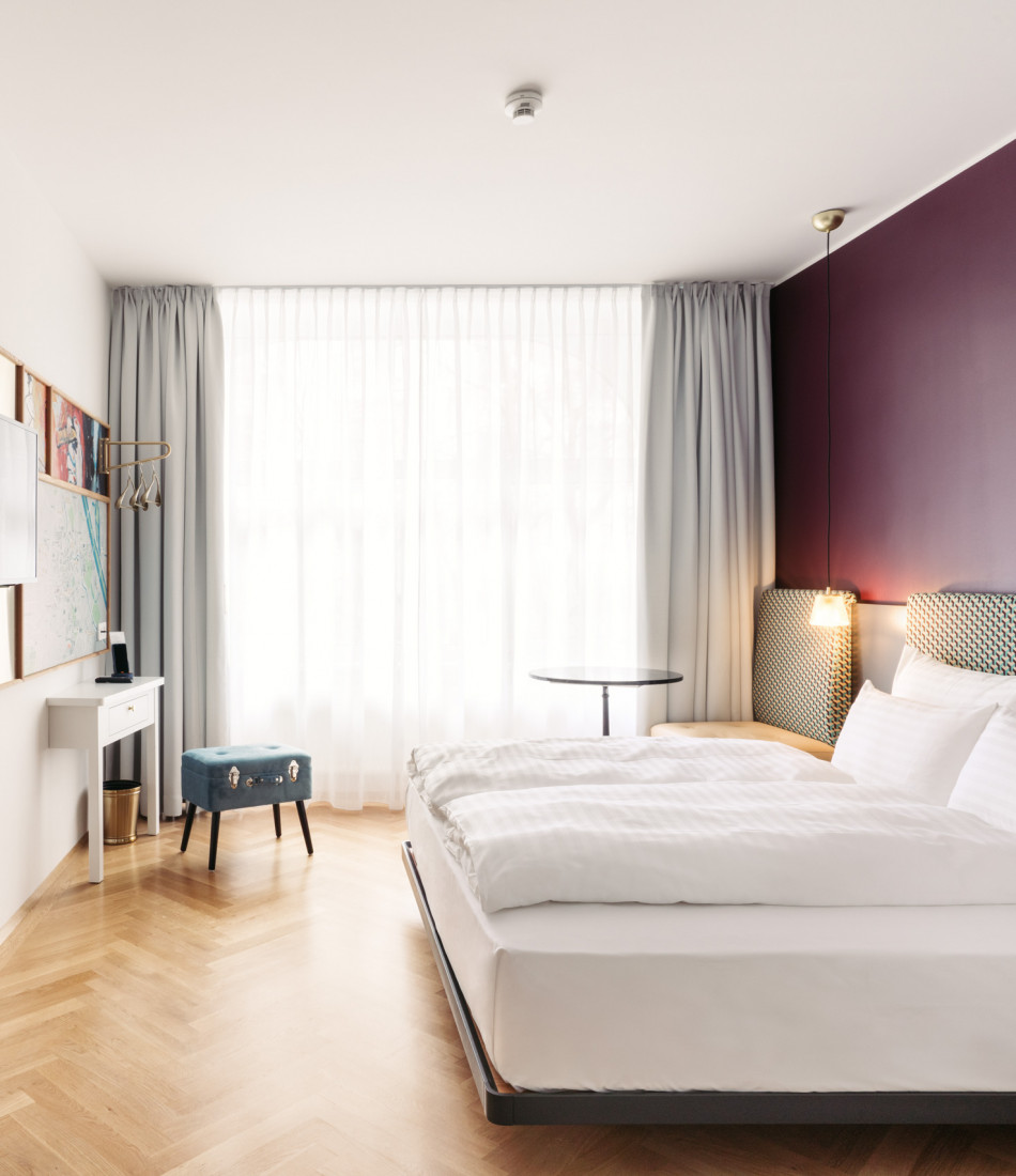 Helles Smart City View Zimmer mit großem Fenster im Hotel Schani Salon