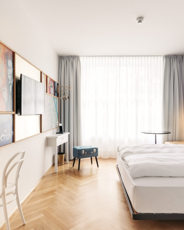 Bright room with a large window in the botique Hotel Schani Salon