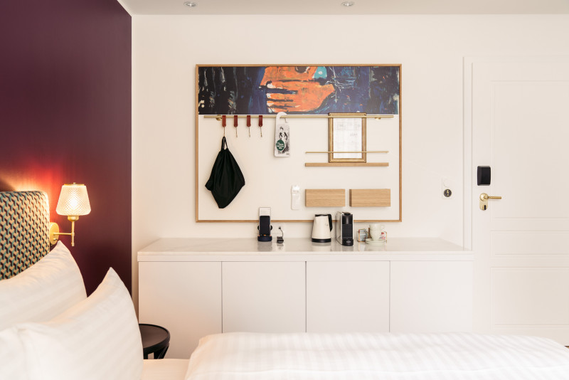 Bett im hellen Smart Street Zimmer im Hotel Schani Salon