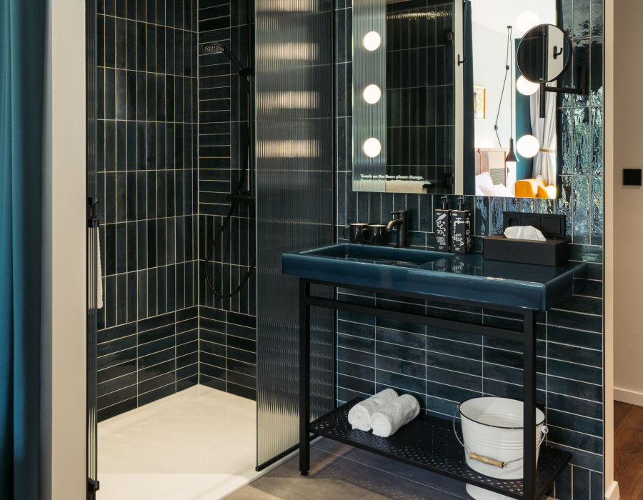 Badezimmer mit Rainshower, Waschtisch und Kosmetikspiegel