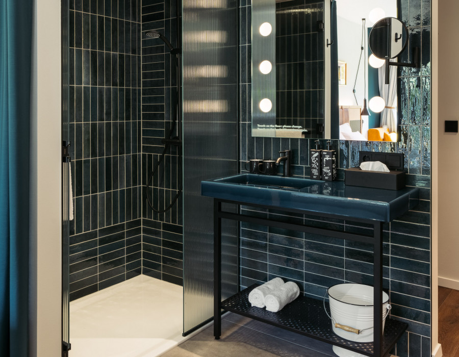 Bathroom with rainshower, washstand and a large mirror in a Smart Street Room at Hotel Schani UNO City Wien