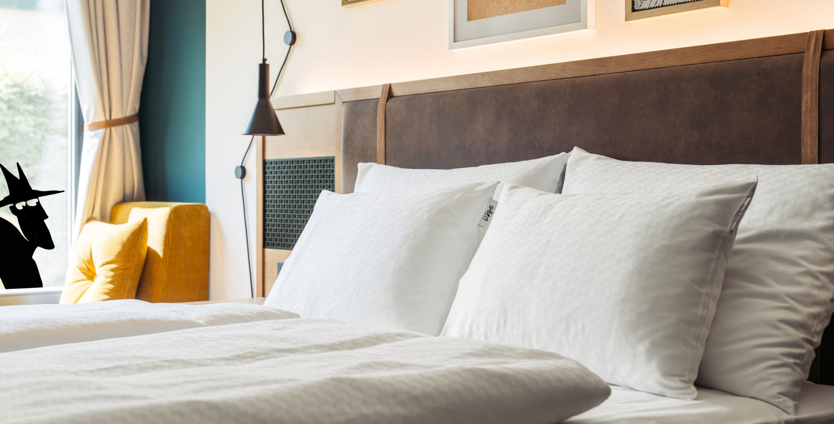 Gemütliches Zimmer mit modernem Design und abstrakten Kunstwerken im Hotel Schani UNO City