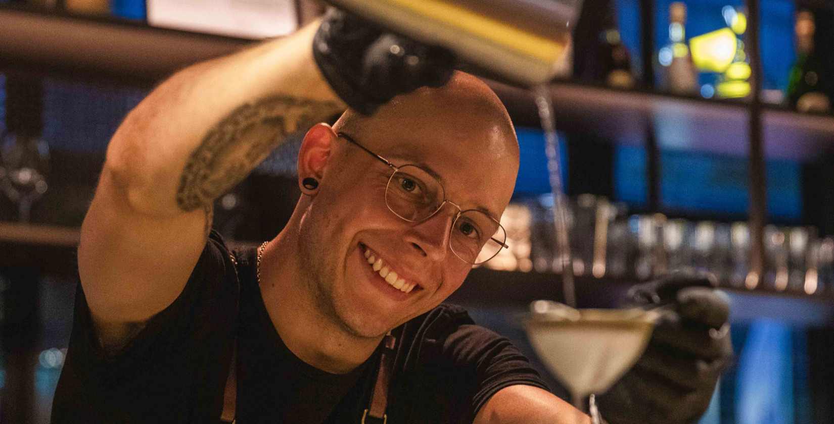 Barkeeper im Hotel Schani UNO City mixt einen Drink