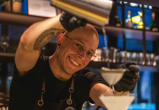 Barkeeper im Hotel Schani UNO City mixt einen Drink