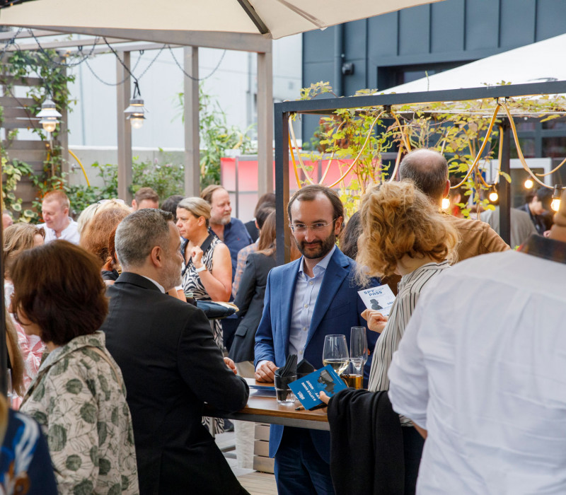 Gäste bei einem Event im Garten des Hotel Schani UNO City