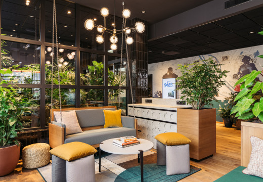 Gemütliche Sitzmöglichkeiten in der Lobby des Hotel Schani UNO City
