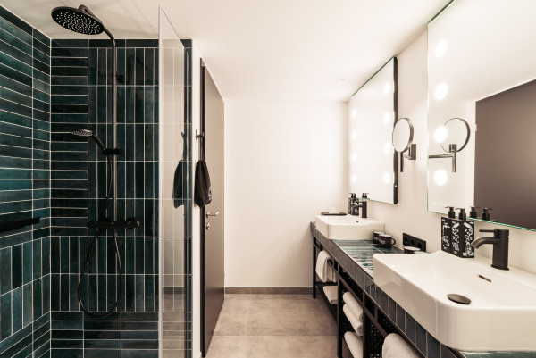 Bathroom with rainshower and two sinks at Hotel Schani UNO City