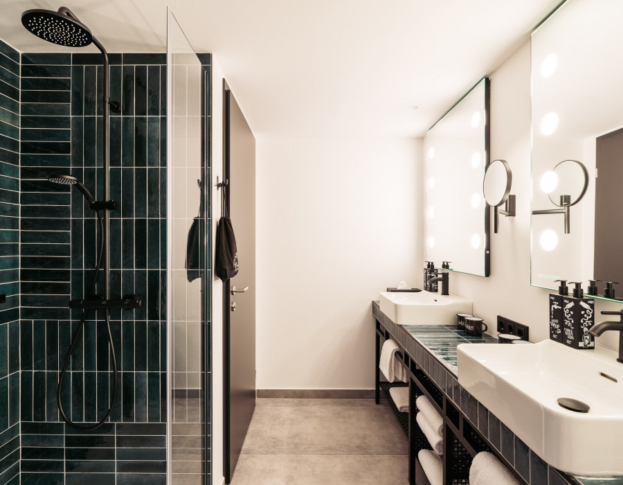 Large bathroom with a rain shower and two sinks