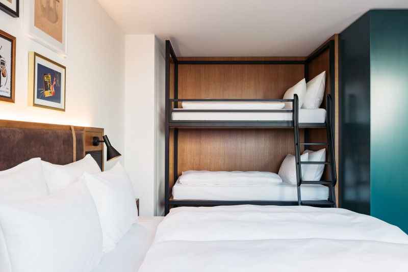 Familienzimmer mit Doppelbett und Stockbett im Hotel Schani UNO City