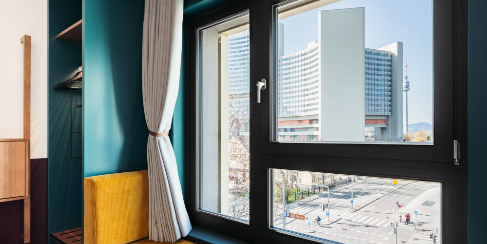 Blick auf die UNO-City vom Smart Street Zimmer im Hotel Schani UNO City
