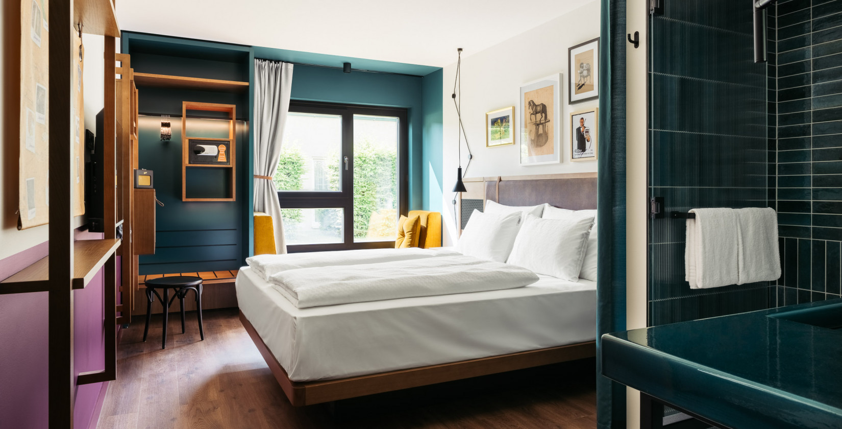 Blick ins Doppelzimmer mit Bett, Fensterbank und Schrank im Hotel Schani UNO City Wien