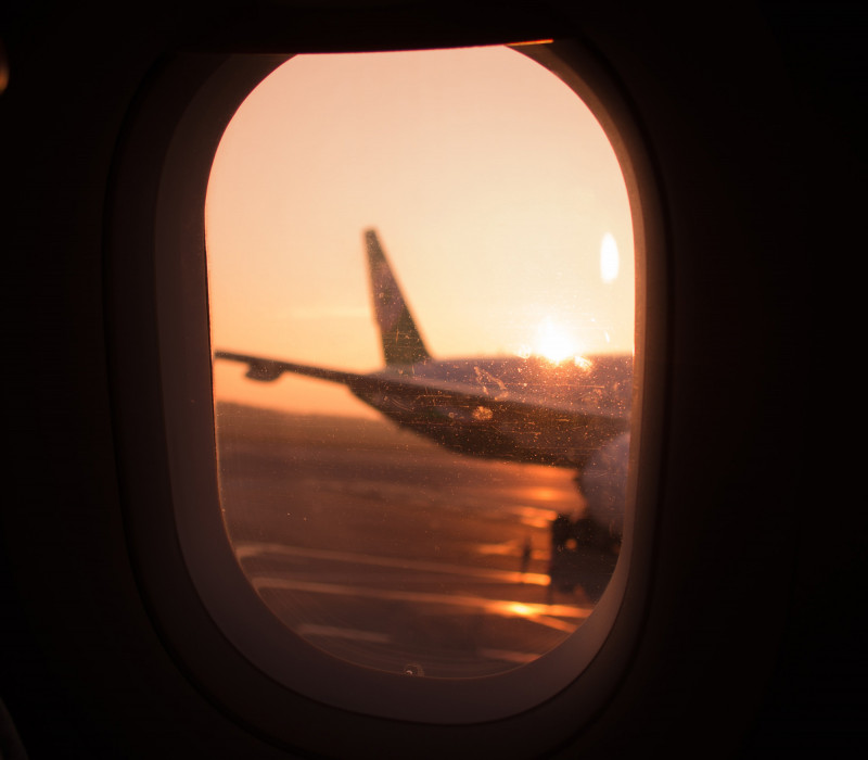 Blick aus einem Flugzeug zeigt den Flügel eines anderen Flugzeugs