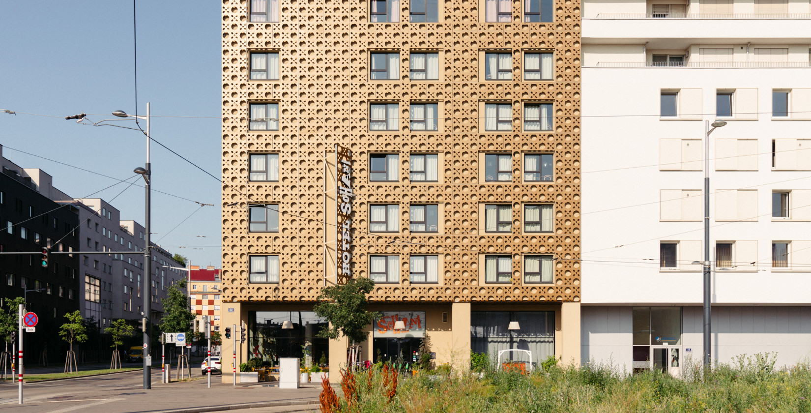Außenansicht des Hotels Schani Wien mit der vom Wiener Geflecht inspirierten Fassade 