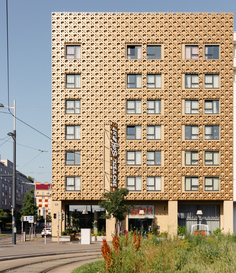 Aussenansicht des Hotel Schani Wien mit der vom Wiener Geflecht inspirierten Fassade 