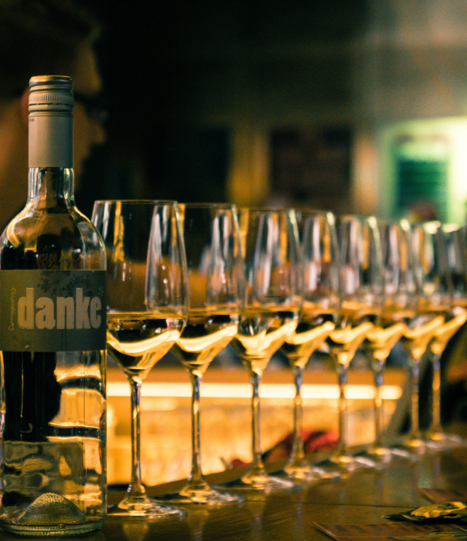 Weingläser mit Weißwein an der Bar im Hotel Schani