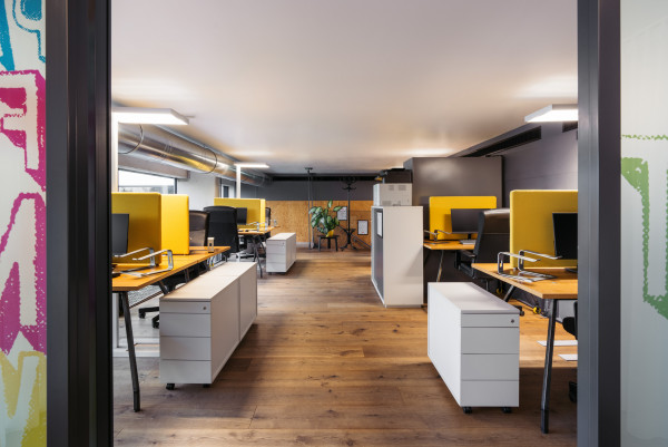 Coworking Space mit Computern im Hotel Schani Wien