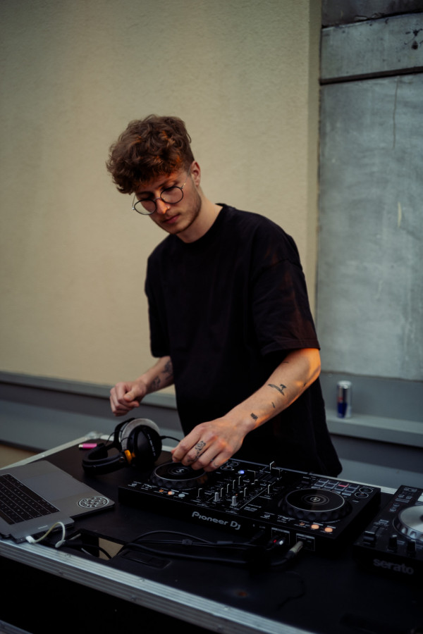DJ in Schani's Rooftop (© Peter Scherb)