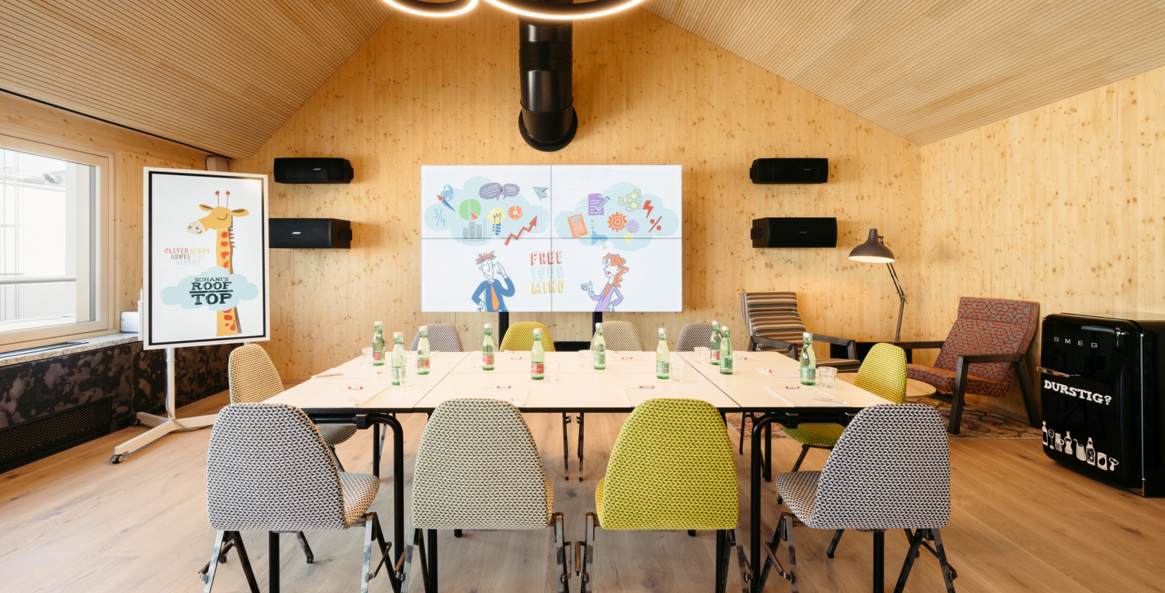 Vorbereiteter Konferenzraum mit Whiteboard und Kühlschrank im Hotel Schani