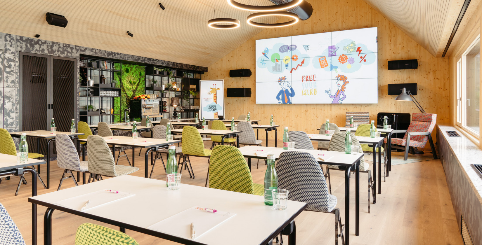 Bestuhlter Seminarraum in dem neuen Rooftop Event Space im Hotel Schani