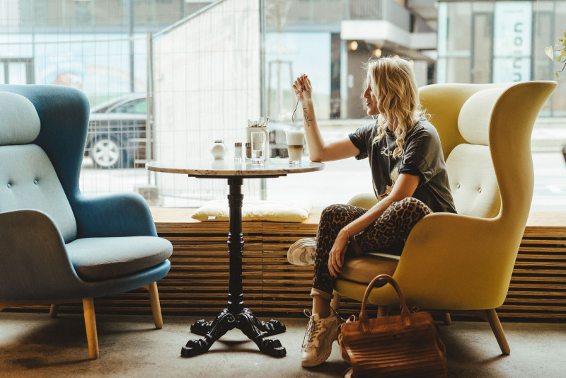 Woman sitting at the window in the lobby at Hotel Schani Wien