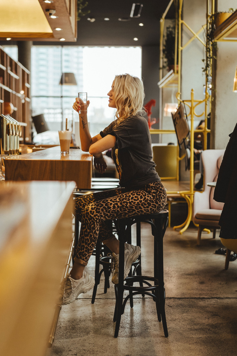 Frau trinkt Kaffee an Schani's Bar