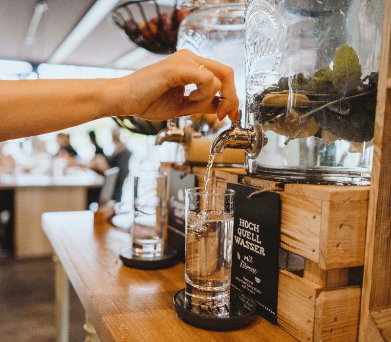 Frühstücksbuffet mit Wasserspender mit Hochquellwasser mit Zitrone im Hotel am Wiener Hauptbahnhof