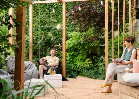 Gäste entspannen im Garten im Hotel Schani Wien Hauptbahnhof