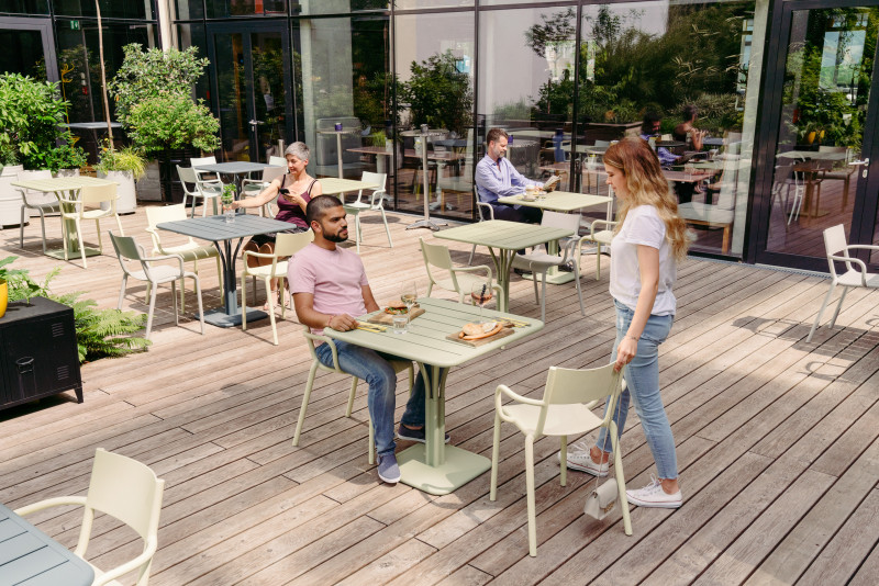 Gäste frühstücken in Schani's Garten in WIen