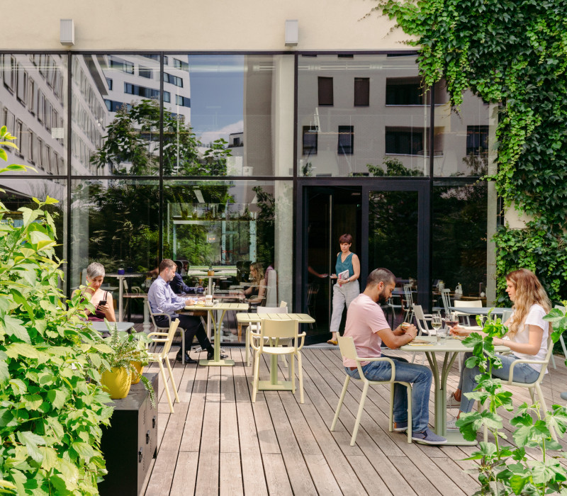 Barrier-free entrance to the garden at Hotel Schani Wien