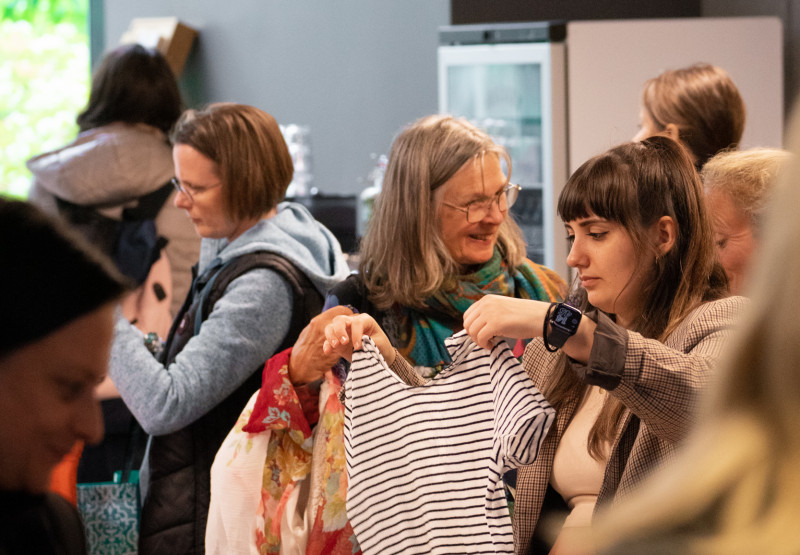 Gäste bei der Kleidertauschparty im Hotel Schani Wien Hauptbahnhof