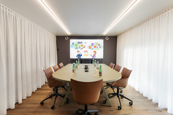 Konferenztisch im Boardroom mit Blick zum Monitor