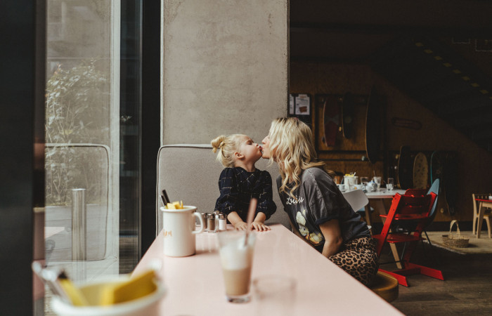 Eine Frau küsst ihre Tochter im Boutique Hotel in Wien