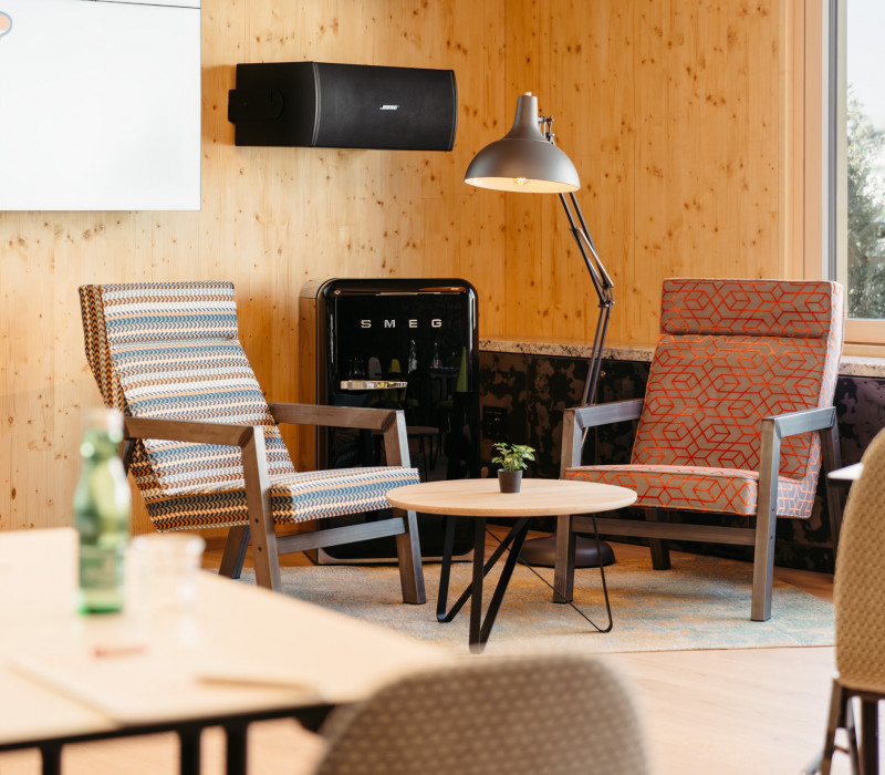 Relaxation corner with refrigerator in the seminar room 