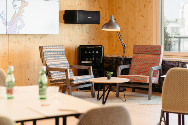 Relaxation corner with refrigerator in the seminar room 