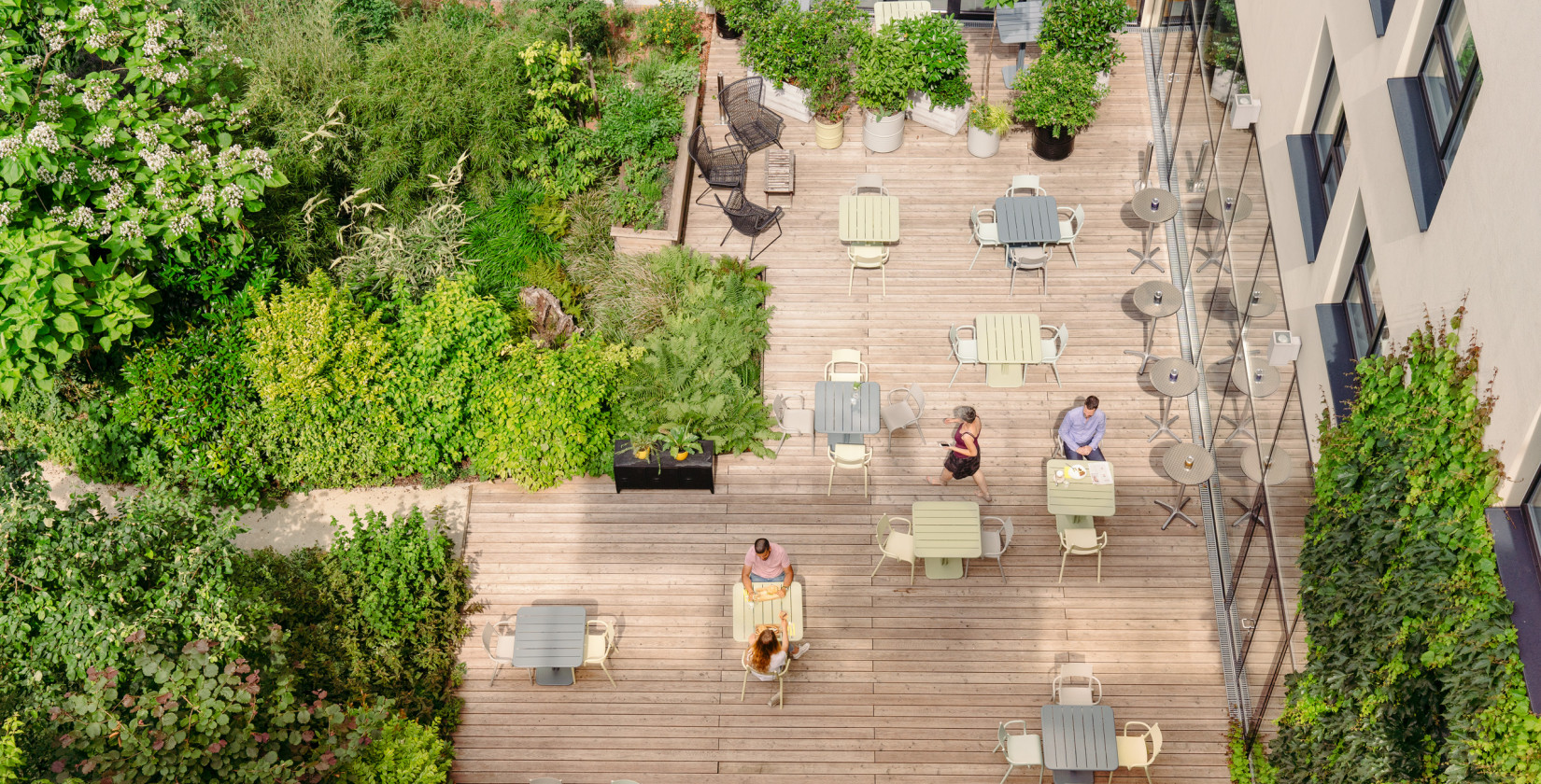 Schani's Garten, eine Grünoase mitten in der Stadt aus der Vogelperspektive