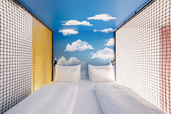Four-poster bed in the Smart Maisonette room