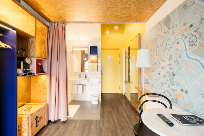 Badezimmer und Wohnbereich im Smart Maisonette Zimmer 