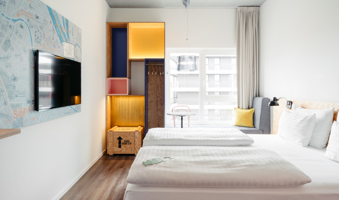 Bright Smart Street room with large window at Hotel Schani Wien 