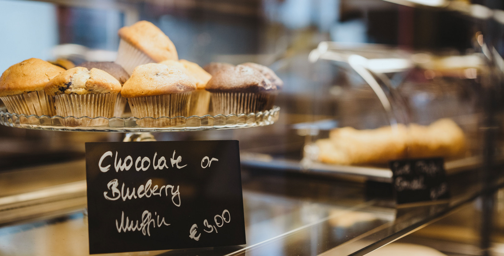 Etagere mit Schokoladen- und Blaubeermuffins