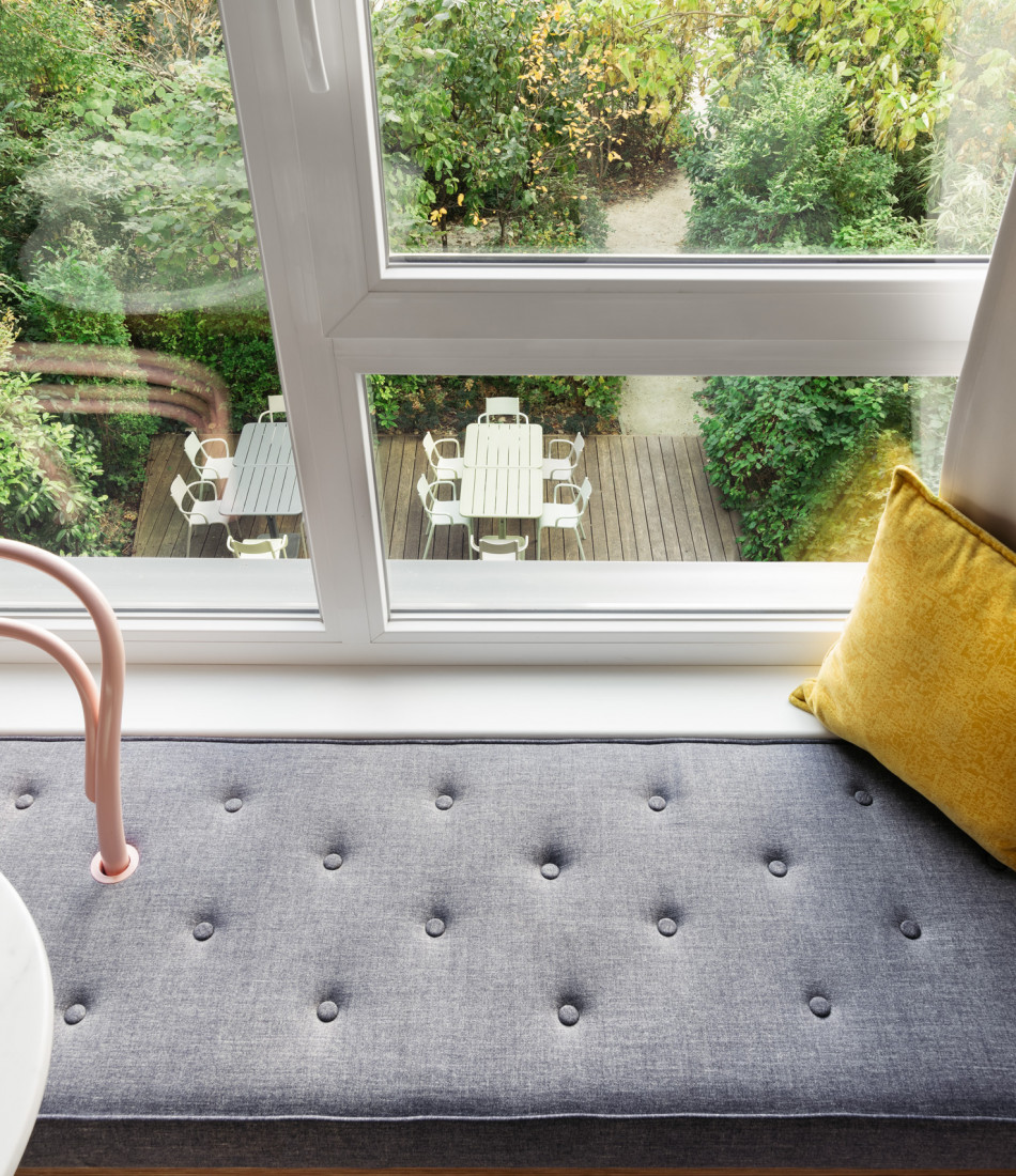 Window sill with a view of the garden at Hotel Schani Wien