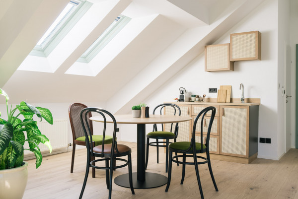 Smart Family Atelier mit Kitchenette und Esstisch mit vier Stühlen im Bio-Hotel Schani Wienblick