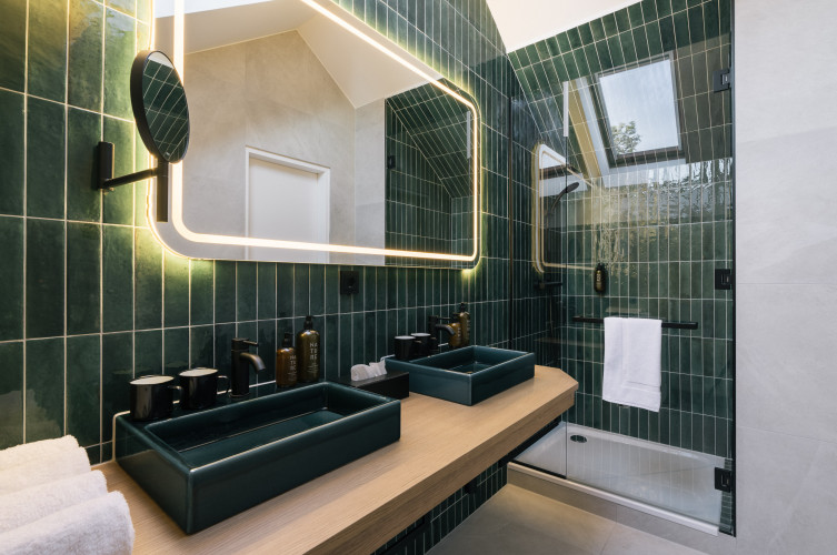 Badezimmer mit zwei Waschbecken und Rainshower Dusche im Bio-Hotel Schani Wienblick