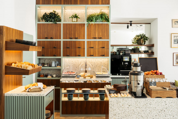 Große Auswahl an Lebensmitteln beim Frühstücksbuffet im Bio-Hotel Schani Wienblick