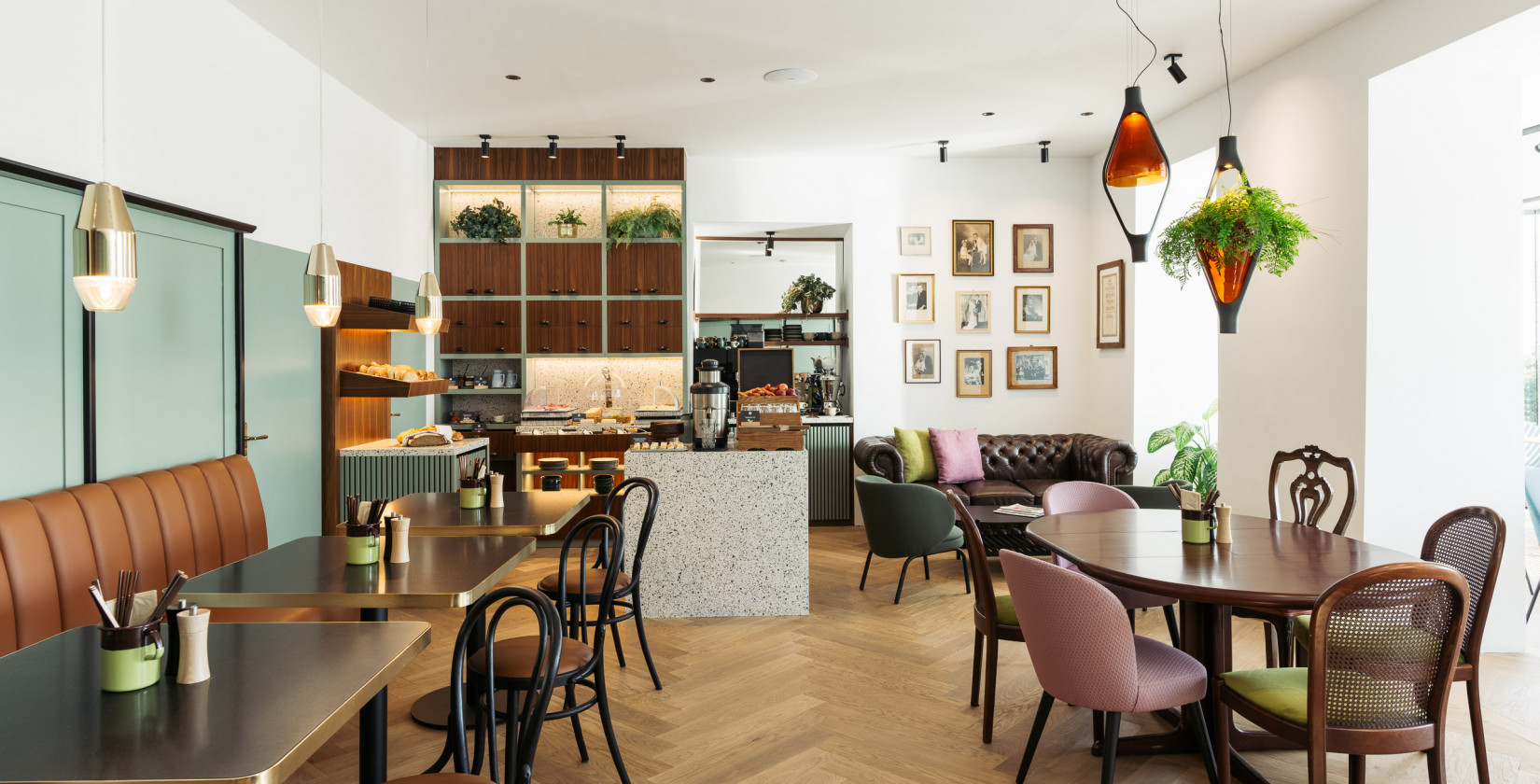 Breakfast area with numerous tables and chairs and the buffet at the Bio-Hotel Schani Wienblick