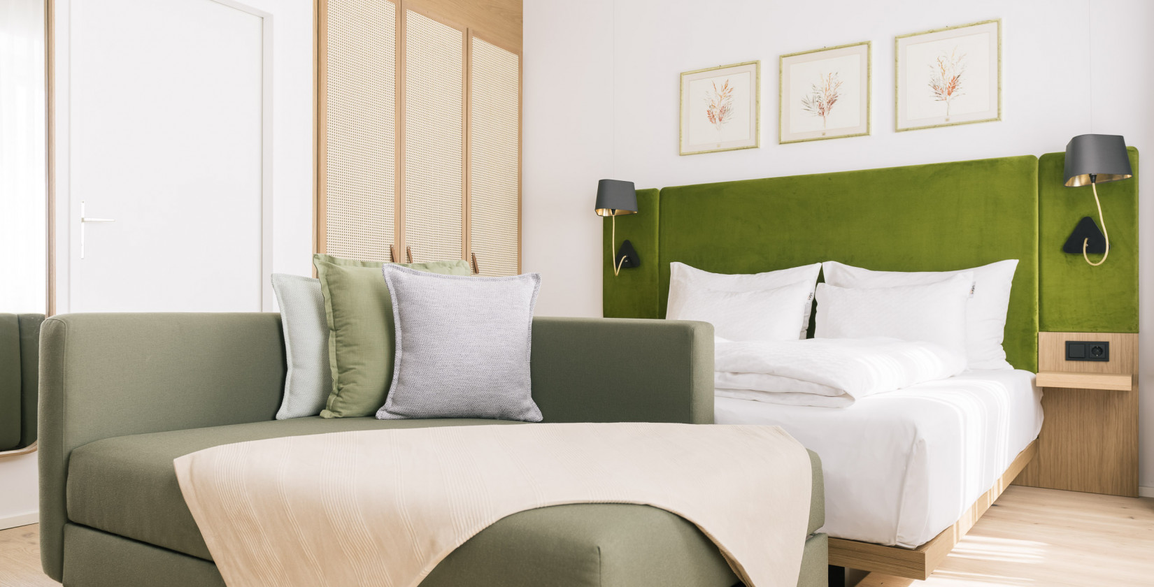 Nahaufnahme eines Seitenschläfer Sofas und Doppelbett im Smart Comfort Zimmer